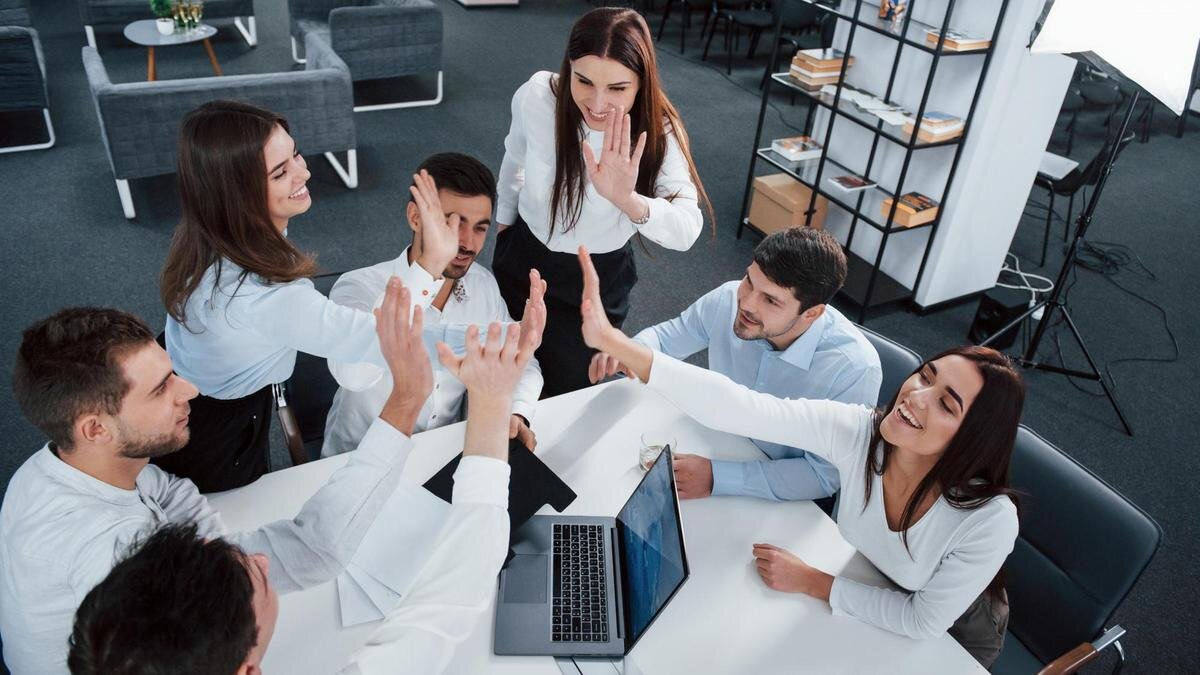    Рабочая команда радуется успеху:Freepik/standret