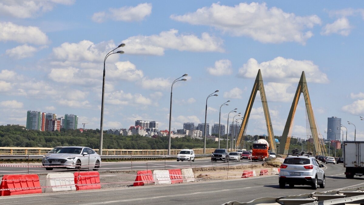     В Казани из-за ДТП встало движение по мосту Миллениум. Об этом сообщили очевидцы в Telegram-канале Region 116.