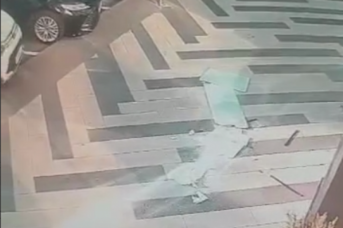    В Москве подросток чудом не пострадал при падении стекла на улицу