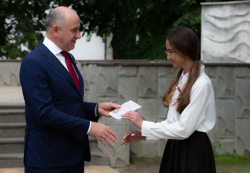 Глава республики Рашид Темрезов вручил первый паспорт ученице СОШ № 4 города Черкесска Александре Николаевой