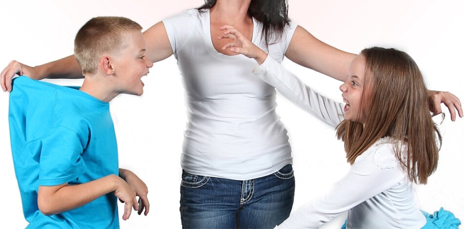 дети дерутся. скотт эдкинс коллекторы. конфликт в школе. разнимать дерущихся. конфликт между учениками.
