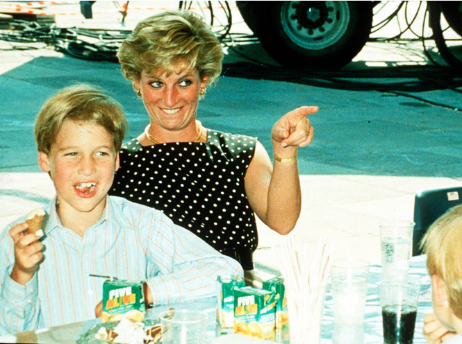 Принцесса Диана с сыновьями на пикнике в большом Виндзорском парке, 1 июня 1991 года