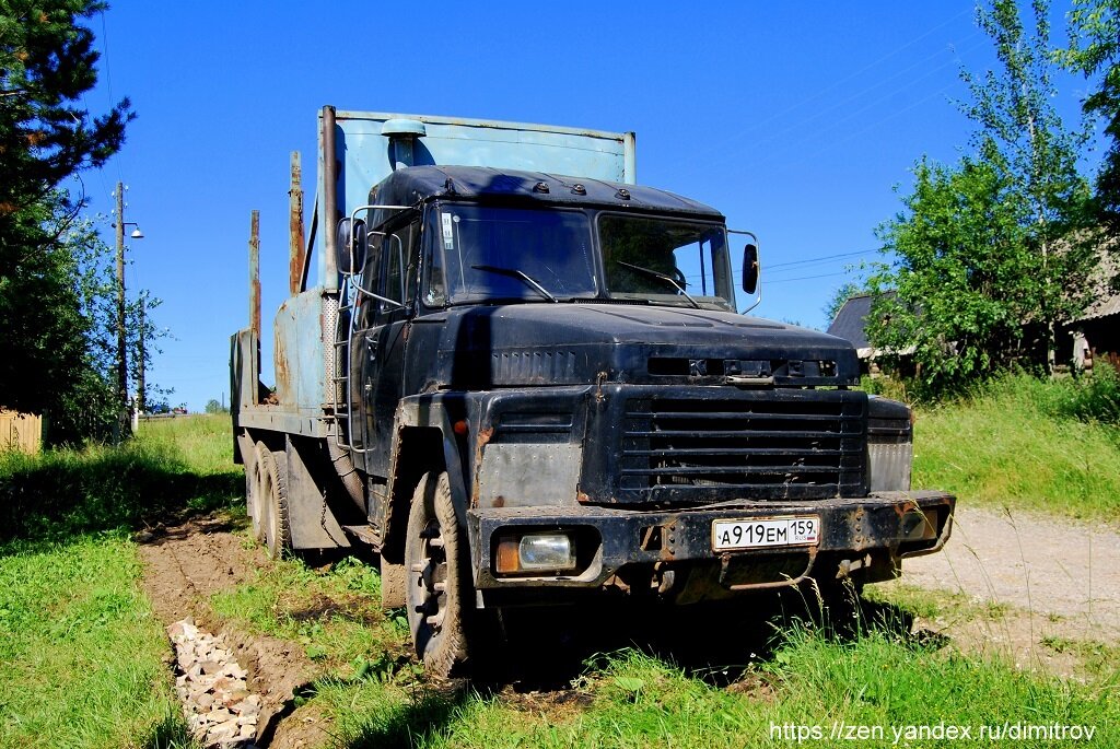 КрАЗ-250 в Пермском крае переделанный под перевозку бревен, также установлены взамен штатных фар головного света фары от ВАЗ-2105/07 . Также этот автомобиль оснастили спальным местом и высокой крышей. Это все доработки хозяина автомобиля