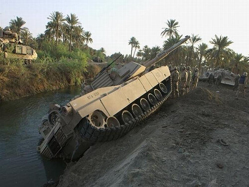 Начнем, пожалуй, с оккупации Ирака 2004 года, где был развернут внушительный контингент наземных сил. Но им противостояли не только вооруженные иракцы, но и дороги. К примеру, разворот на зыбкой обочине привел этот M1 Abrams прямиком в воду