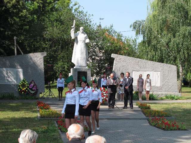 Реконструкция началась с митинга у мемориала в честь погибших в Великую Отечественную войну.
Все в лучших традициях СССР - минута молчания, ветераны, почетный караул из комсомольцев и пионеров. Есть правда одно отличие - пионерки забыли юбки надеть, но мы ведь все-таки в XXI веке уже живем.