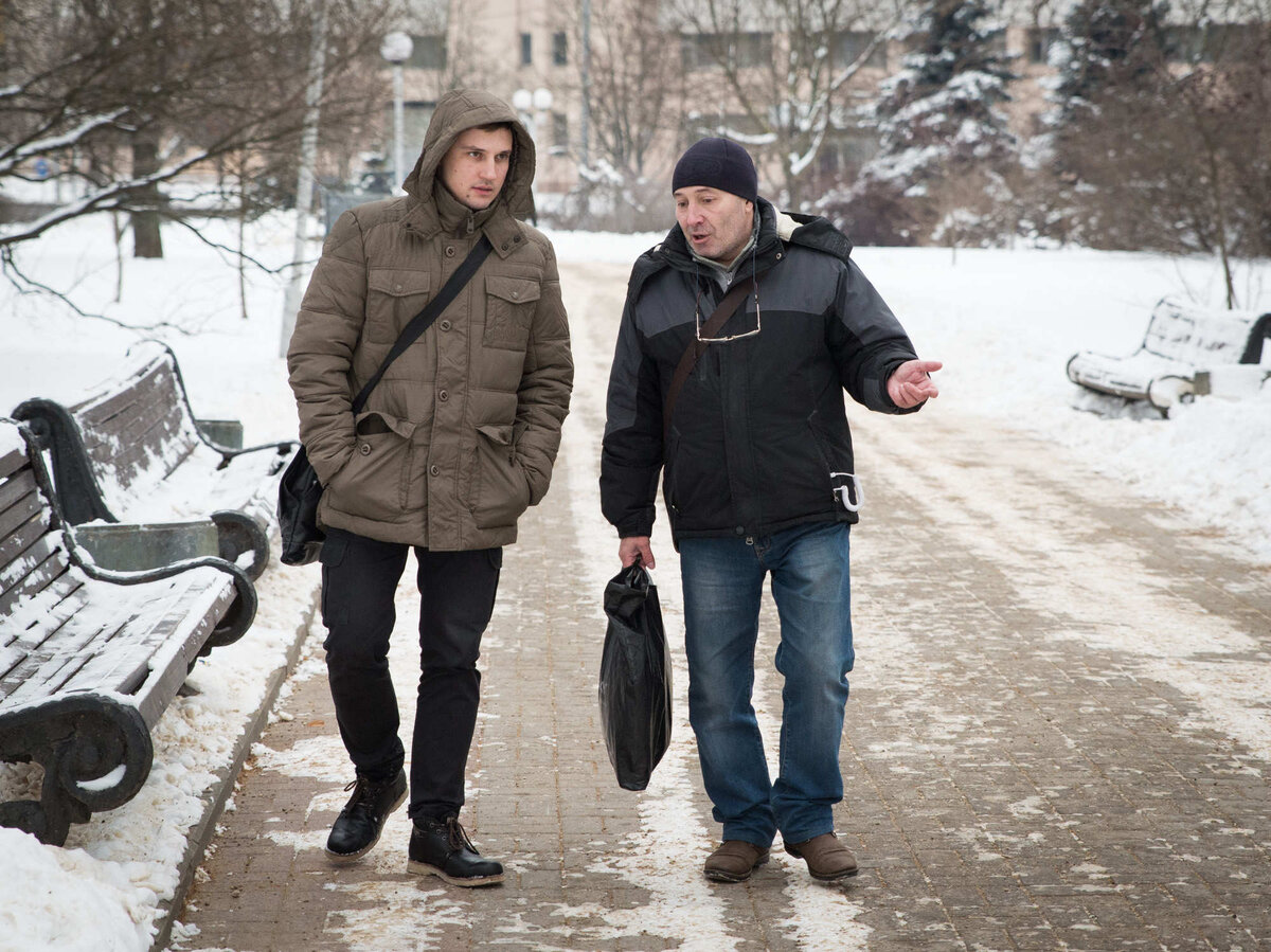 Журналист Яўген Валошын и отец Даши возле минского СИЗО.Фото: Денис Зеленко, Имена