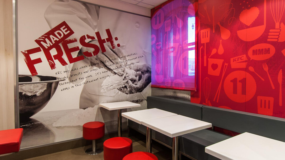 Сеть ресторанов kfc. КФС зал ресторана. КФС ресторан быстрого питания. Современный ресторан KFC. КФС интерьер.