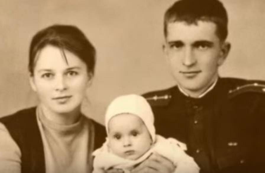 Алена Свиридова с родителями, 1962