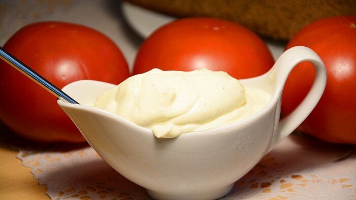 
Сметанный соус вместо майонеза.
