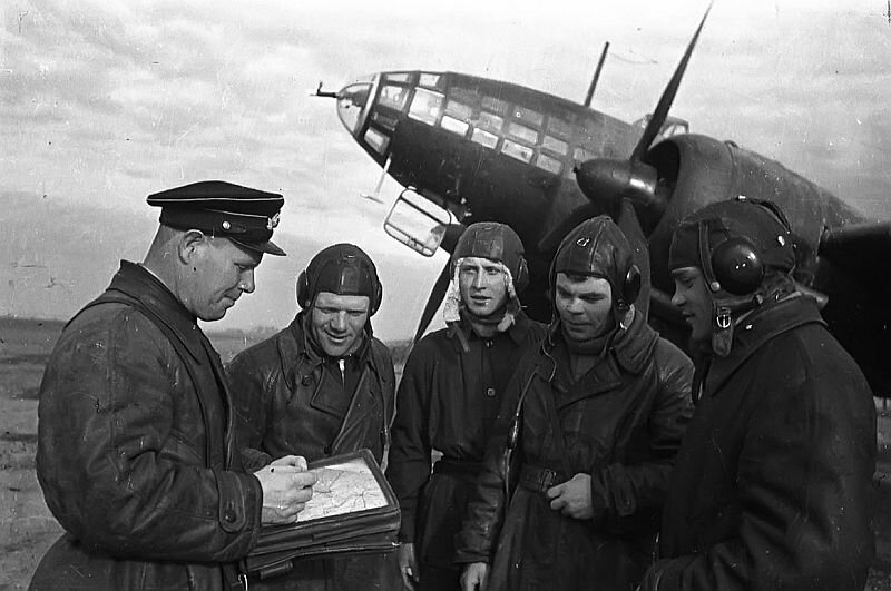 Экипаж торпедоносца уточняет задачу перед боевым вылетом на охоту за морским конвоем. // Фото: airaces.ru