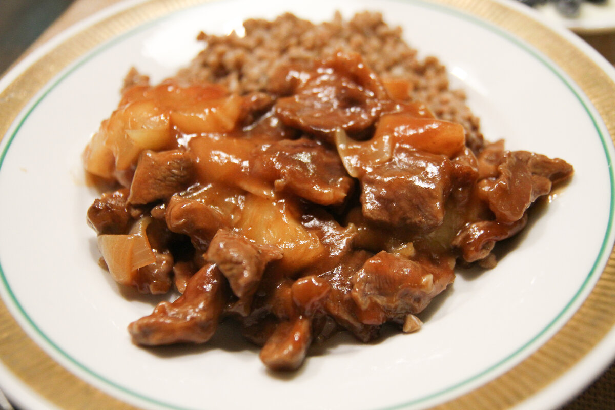 Свинина поджарка (гуляш). Гуляш с говядины с подливкой. Говядина с томатной пастой итальянская. Тушеная говядина по китайски. Говядина в соусе терияки.