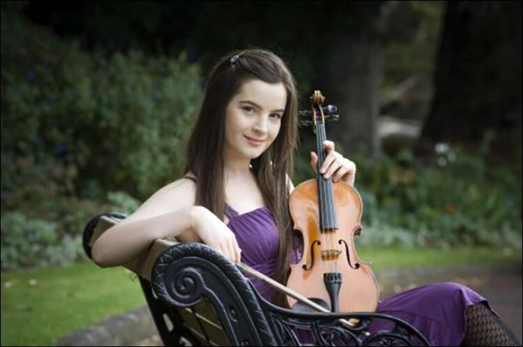  Амалия Холл
