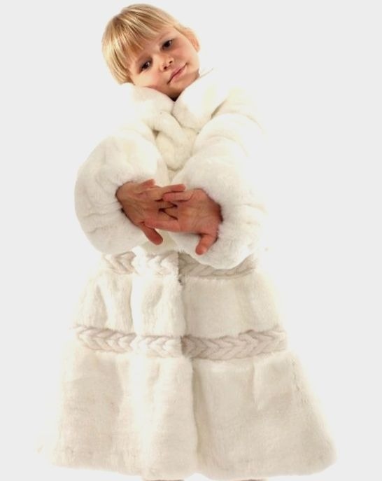 Я буду вести рассказ от первого лица. Мы жили в посёлке городского типа, а рядом располагались деревни. В одной из деревень жила моя бабушка На тот момент мне было четыре года. Как то раз мама меня отвела к бабушке, т.к. сама целыми днями была на работе. Бабушка занималась хозяйством, то во дворе, то к курам заглянет. А я маялась от скуки, заняться было не чем, даже карандашей и бумаги, на которой можно порисовать не было.