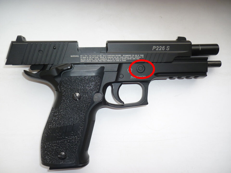 Нажатием на эту клавишу оружие можно снять с задержки. Т.е. вместо ручного досылания патрона в патронник достаточно лишь нажать на кнопку