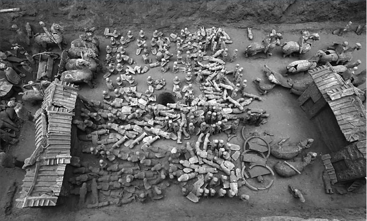 Маленькая китайская армия миниатюрных воинов, была найдена на раскопках в Китае, и она была спрятана не просто так...