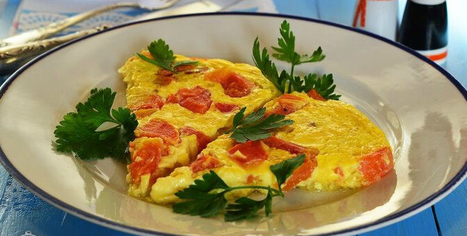 Омлет - недорогое , питательное и вкусное блюдо. На  приготовление омлета вы не потратите  много времени.