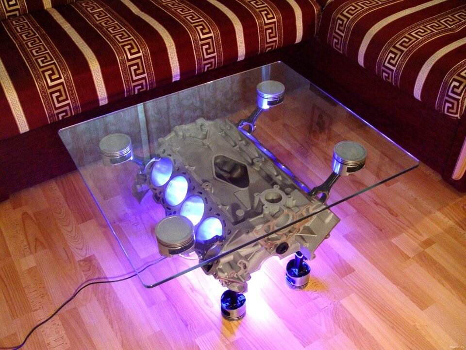 Стол из блока с подсветкой. Согласитесь, смотрится очень даже ничего) Интересное дизайнерское решение