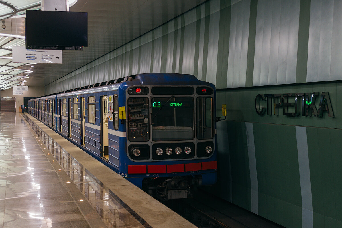 Электропоезд 81-717 (ЛВЗ) на 15-ой станции Нижегородского метрополитена