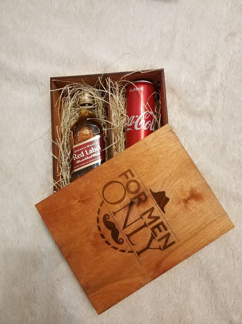 Крепкий алкоголь сочетается с баночкой "Колы" или шоколадкой