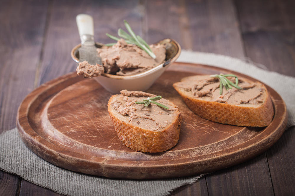 Паштет из печени лося. Тосты с куриным паштетом. Пате из куриной печени с тостами. Паштет на тарелке. Тосты с паштетом из куриной печени.