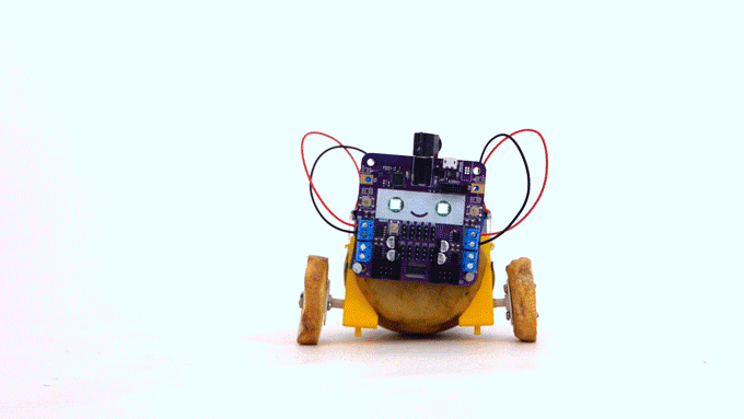 Lego + картофель, источник - https://www.kickstarter.com/projects/460355237/smartibot-the-worlds-first-ai-enabled-cardboard-ro
