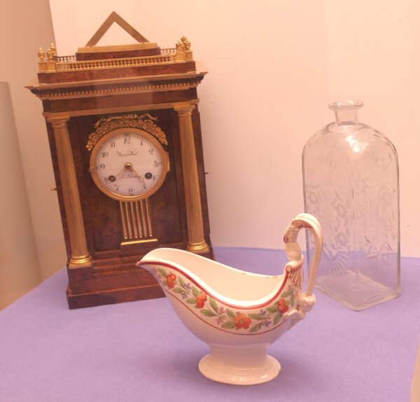 Часы. Мастерская Д.Рёнтгена. Германия Нойвид-на-Рейне. 1780-е.; Соусник, Императорский фарфоровый завод. Санкт-Петербург. Конец XVIII века; Штоф. Частные заводы. Россия. Конец XVIII века.