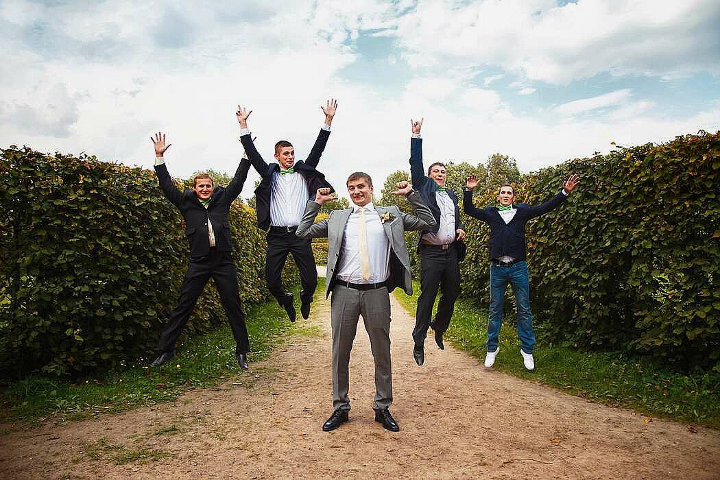 потерян жених. невеста упала на свадьбе. жених смотрит на невесту. потерян жених. жених ждет у алтаря.