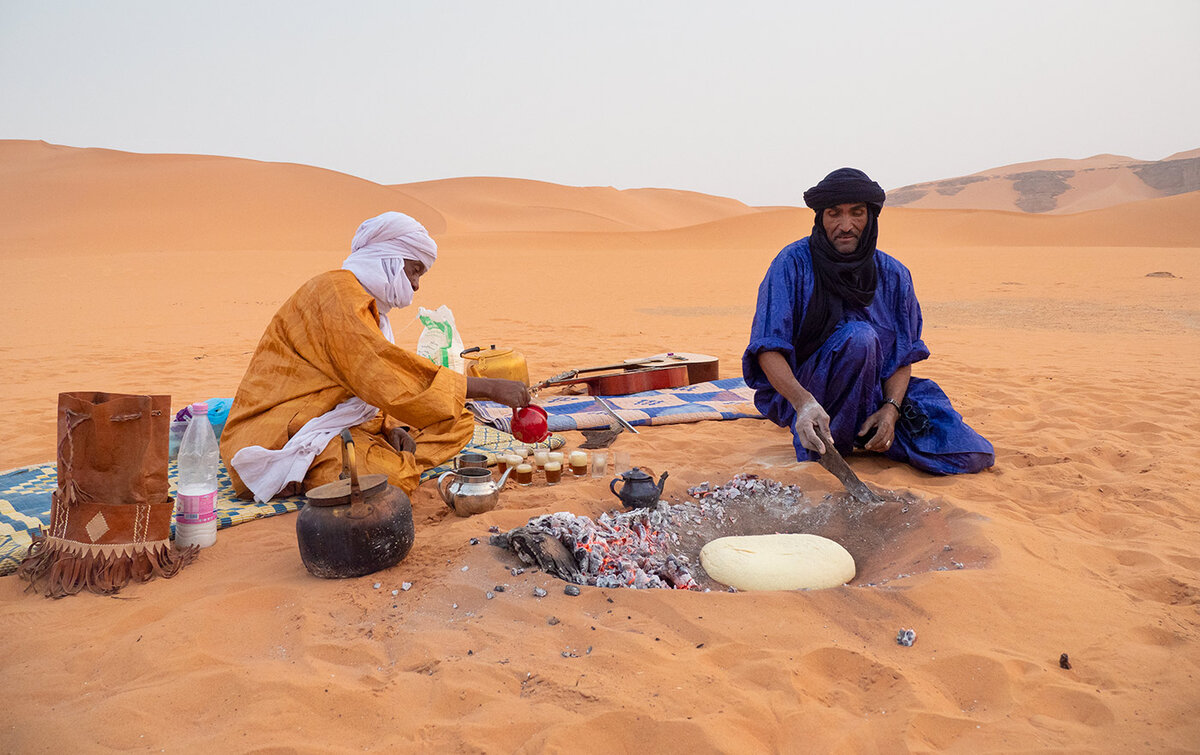 Жизнь и быт в пустыне. Бедуины Марокко. Туареги племя кочевников Африки. Бедуины туареги. Пустыня сахара бедуины.