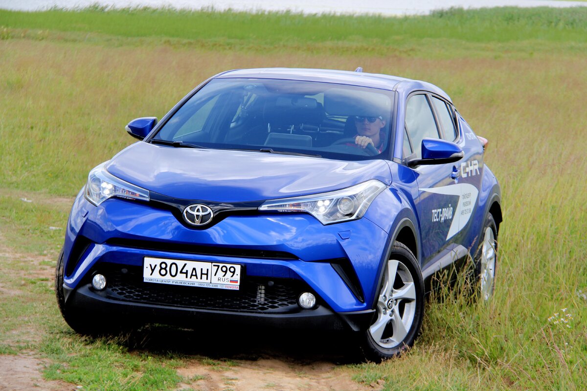 Базовая Toyota CH-R в версии Ride с 1,2-литровым 115-сильным  турбомотором, МКПП и передним приводом стоит 1,3 млн рублей. 