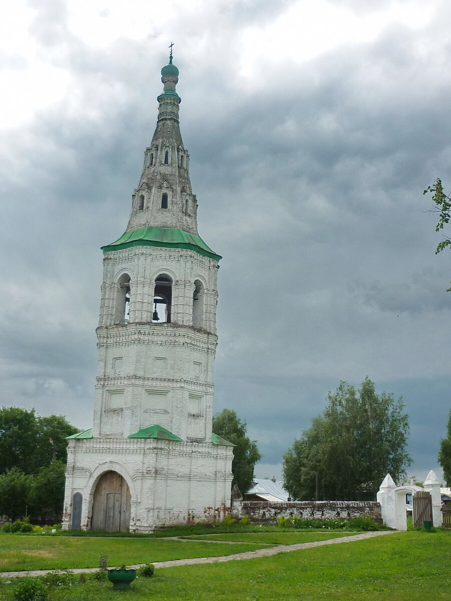 Падающая колокольня в Кидекше