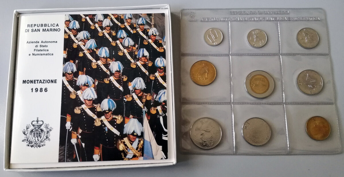 Буклет и монеты серии (Фото: en.numista.com)