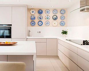 Угловую кухню называют еще Г-образной или L-образной и это один из самых распространенных вариантов расстановки мебели, при котором она устанавливается перпендикулярно вдоль двух смежных стен. Существуют также другие разновидности - прямая, параллельная, П-образная, которые, в свою очередь, подойдут помещениям с другой геометрией.