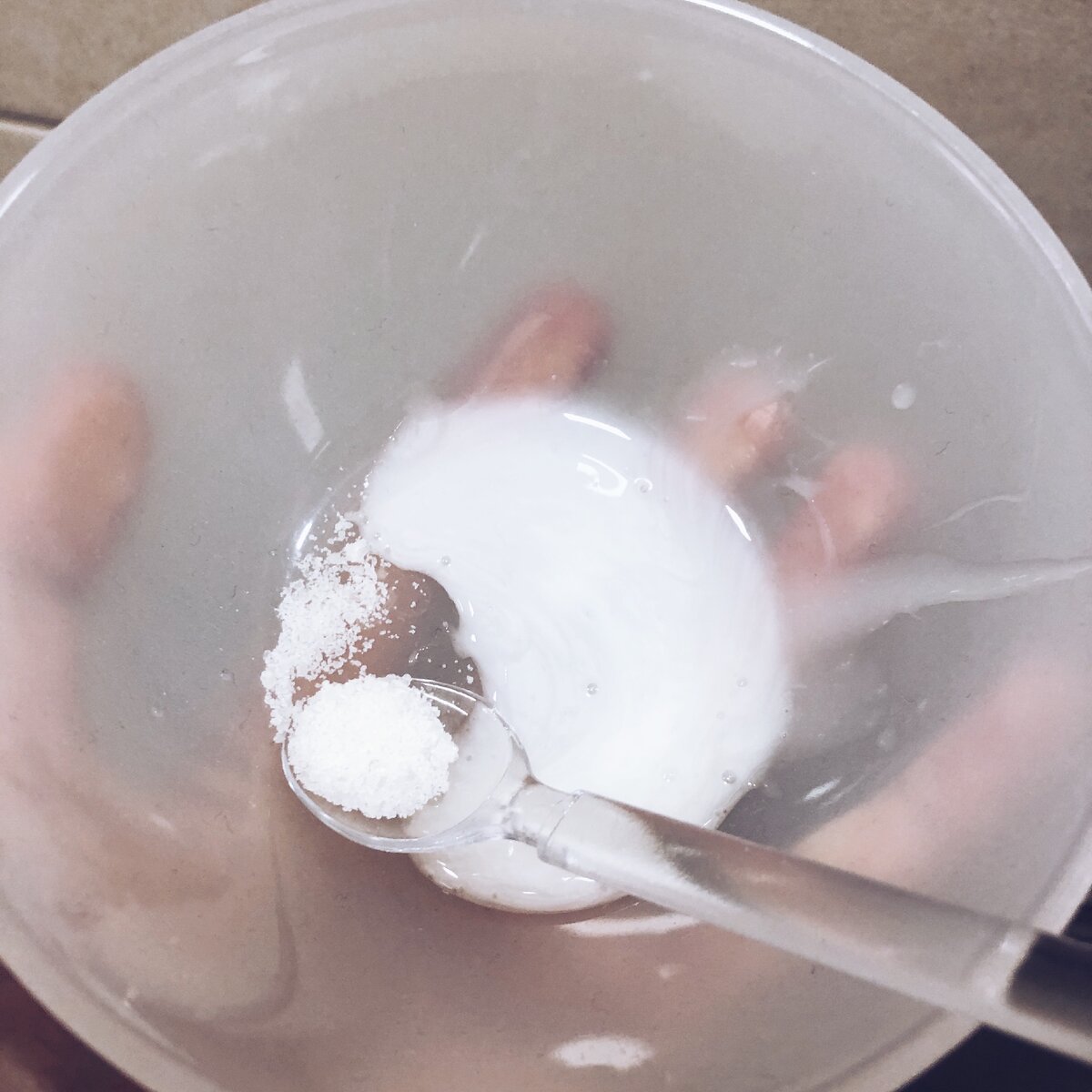 Фото сделано мной. В шампунь добавляю соль. И перемешать.