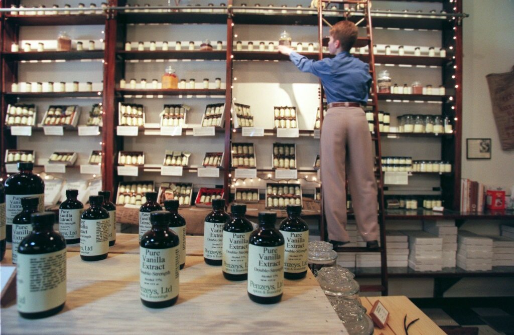 Сотрудник магазина Penzeys Spices в Сент-Пол, штат Миннесота. «Я думаю, что роскошь не быть на стороне - это что-то в прошлом», - сказал владелец компании.