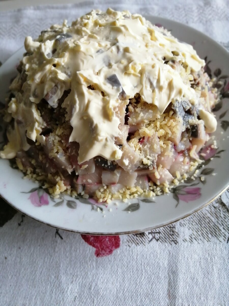 Сочетание солёной рыбы, овощей, кисло-сладкого яблока придаёт салату очень необычный, мягкий, изысканный вкус.