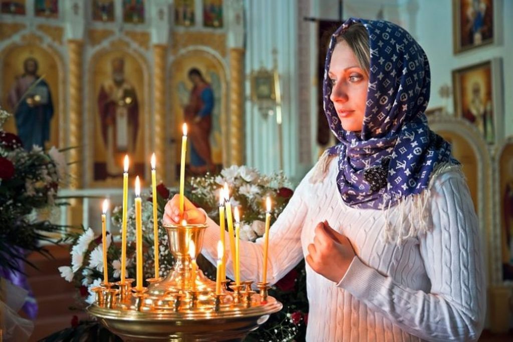i.sunhome.ru/religion/187/obyazatelno-li-zhenschinam-molitsya-v-platke.1530.orig.jpg