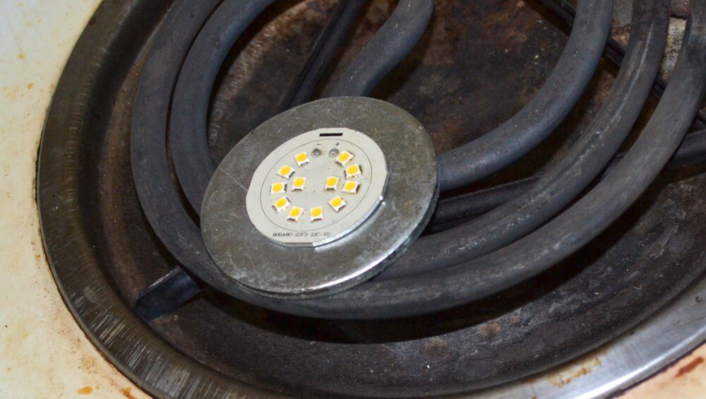 прогреваю светодиоды на электрической плитке