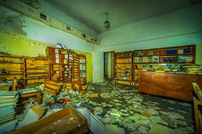 Заброшенный зал собраний и архив Приморского судоремонтного завода