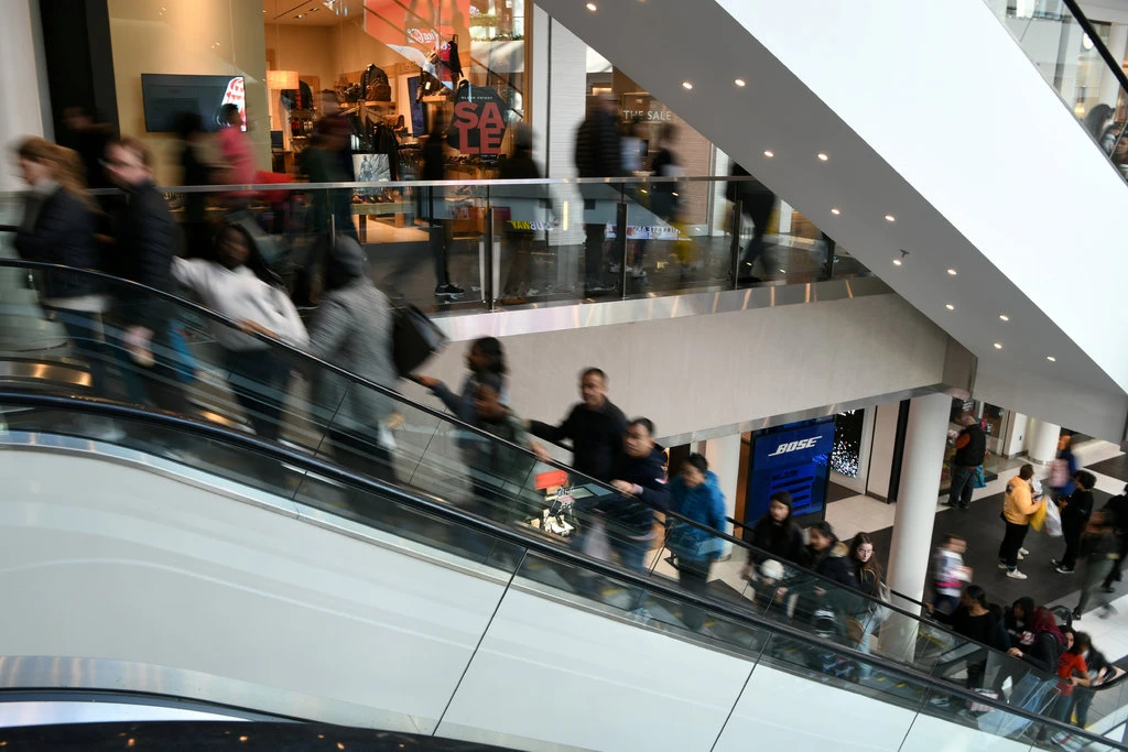 Покупатели в торговом центре Pentagon City Mall в Арлингтоне, штат Вирджиния.- в конце ноября. Розничный сектор добавил 41 000 рабочих мест в декабре,превзойдя потери производственного сектора.           Лорен Эллиот/Рейтер