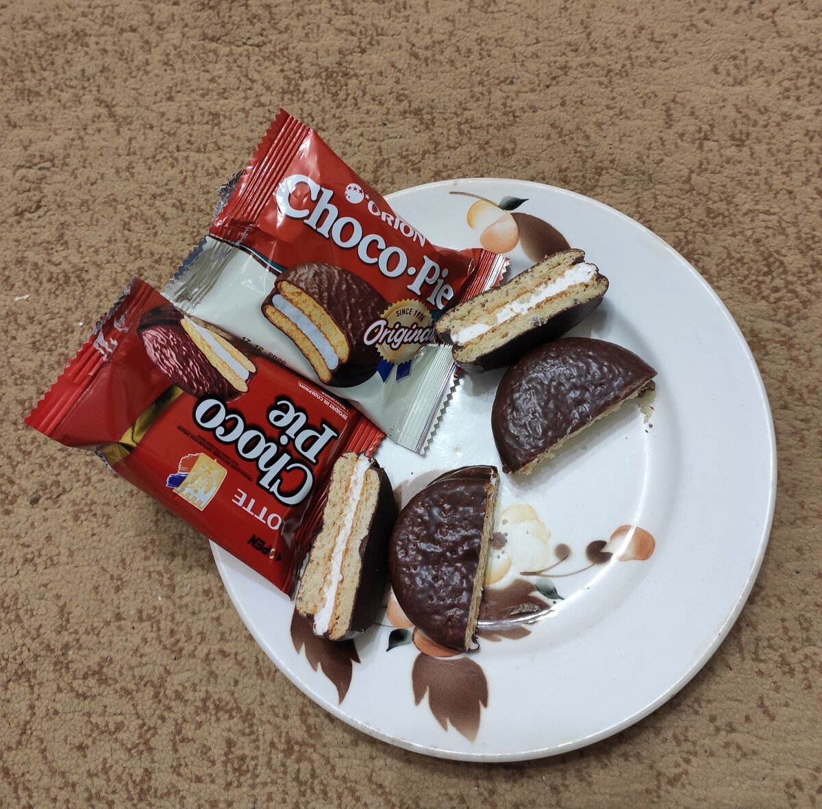 Чокопай лотте и орион чем отличаются. Чоко Пай Орион и Лотте. Чокопай Lotte и Orion. Lotte Choco pie vs Orion Choco pie. Чоко Пай Лотте или Орион.