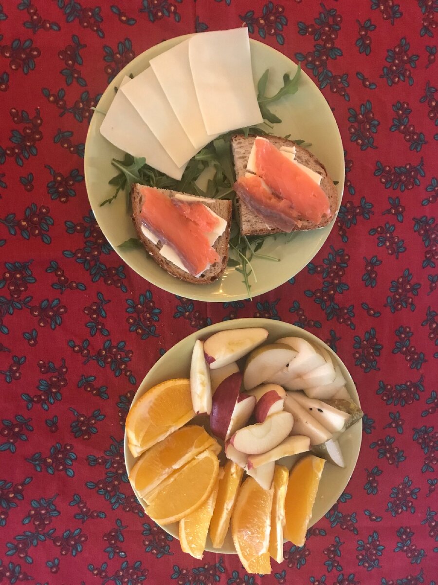 Вы понимаете есть люди, у который за пять минут в любое время суток на столе может сделаться вот так! И вы видите эти тарелки? И эту скатерть! 