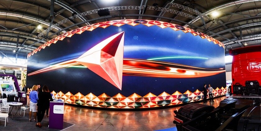 Авторы стенда РМК использовали новейшие выставочные технологии, многие из которых были представлены в таком масштабе впервые. Центром экспозиции стала кинетическая мультимедийная колонна в виде молекулы ДНК и голографическая пирамида, которые олицетворяли главную идею стенда: «Медь – ДНК цивилизации».