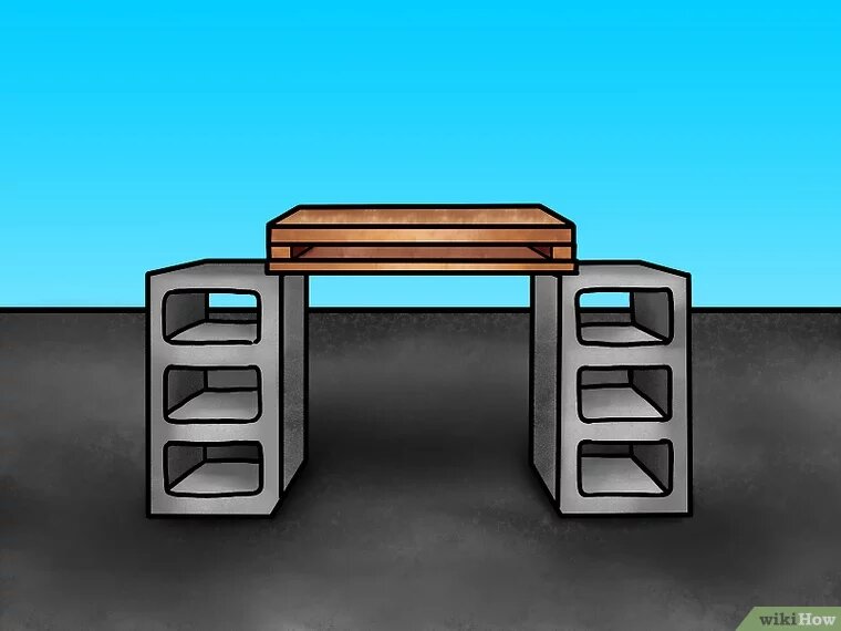 1Положите доску (или кирпич) на два устойчивых кирпича и тщательно выровняйте ее по направлению вашего рубящего удара рукой. Древесину легче сломать, если бить в соответствии с ее текстурой.