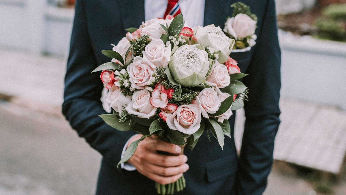 Choose flower. Букет «современный». Красивый букет в руках. Мужчина с цветами. Цветы в руках мужчины.