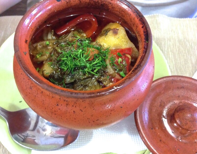 Казань где вкусно. Мясо в горшочке в томатном соусе крупная нарезка.