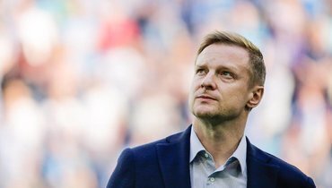 Ссора с Дзюбой Вячеслав Малафеев пришел в спортивный департамент «Зенита» в конце ноября 2017-го года. Его кандидатура была согласована с Алексеем Миллером, который видел в легенде клуба замену Константину Сарсании. Получив должность заместителя спортивного директора, Вячеслав сразу решил расстаться со старой командой, которую незадолго до смерти сформировал именно Сарсания. «Зенит» покинули селекционеры Иван Стрельцов, Александр Бокий. Малафеев, по словам свидетелей происходящих перемен, предпочел решать все вопросы напрямую с агентами. Спортивный отдел ему оказался не нужен. По сути, единственной его преградой в осуществлении желаемых трансферов стал Оресте Чинквини — итальянец также являлся заместителем спортивного директора и в период работы Манчини был ближайший советником итальянца. Эта история со стороны, кстати, выглядела комично. В клубе было два заместителя, но не было непосредственно босса в должности спортивного директора. Так «Зенит» существовал до лета 2018-го, когда вакантную позицию занял Хавьер Рибалта.

Но самую значимую часть работы за эти два года Малафеев провел как раз в зимнее трансферное окно сезона 2017/18. В главной команде при непосредственном участии бывшего вратаря оказалось три игрока — Антон Заболотный, Магомед Оздоев и Эльмир Набиуллин. Также Вячеслав участвовал в заключении нового контракта с Юрием Жирковым. Были и переговоры, которые сорвались. Так «Зениту» не удалось оформить трансфер Федора Смолова, несмотря на то, что «Краснодар» был готов расстаться с нападающим за 15 миллионов евро. Но тогда сине-бело-голубые изначально вряд ли могли на что-то рассчитывать, учитывая, что были готовы только к обмену на другого футболиста с доплатой.

В этот же период Малафеев окончательно испортил отношения с Артемом Дзюбой. Все помнят, с каким скандалом нападающий тогда уходил в тульский «Арсенал». И не секрет, что менеджер пытался заблокировать арендное соглашение. С того момента они не общаются. Потепления в отношениях не наступило до сих пор.