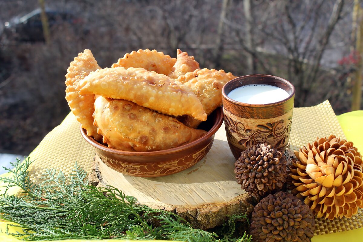 Домашние чебуреки с мясом на сковороде