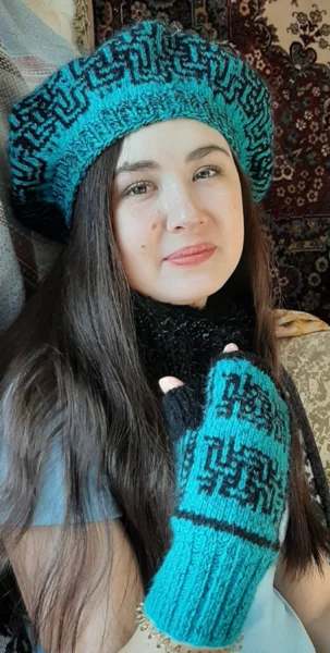 Фото 1 а (от автора). Гарнитур из берета, шарфа-манишки и митенок подчеркивает индивидуальность  облика.