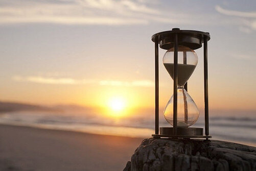 Каждый из нас не раз задумывался о том, как могли бы развиваться события, если бы можно было вернуться в прошлое и скорректировать некоторые свои действия. Возможно, многие бы захотели отменить неприятную встречу или не произносить какие-то слова. Однако здравый смысл подсказывает нам, что повлиять на прошлое невозможно. Тем не менее, если взглянуть на это с позиции так называемой ретропричинности, учёные дебаты о которой ведутся на протяжении многих лет, то концепция «изменения прошлого» вполне может вписаться в рамки известных законов природы.