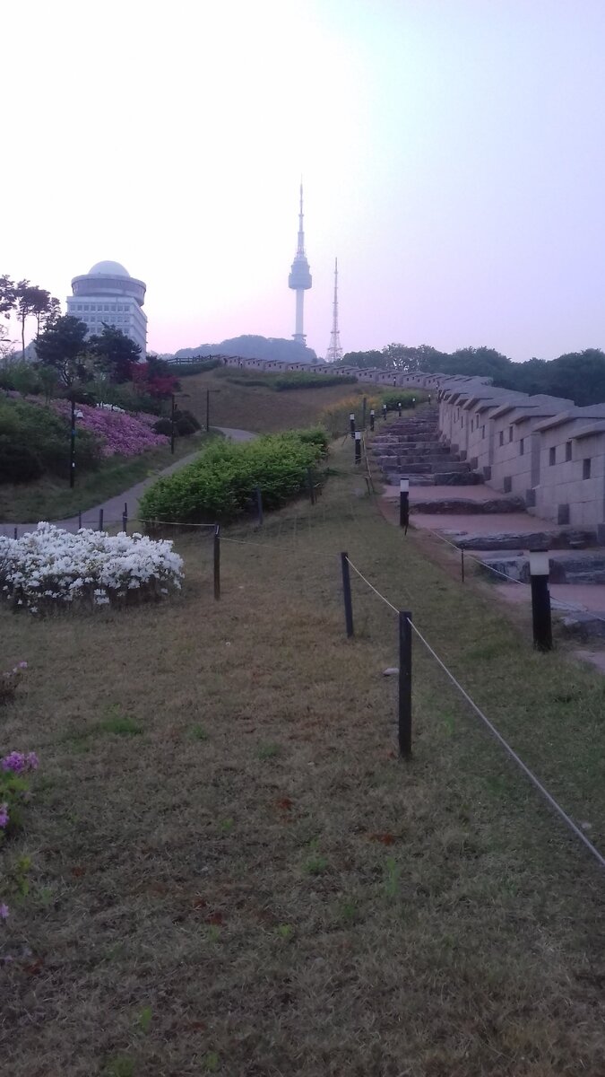 У подножья горы Намсан, май 2017г.